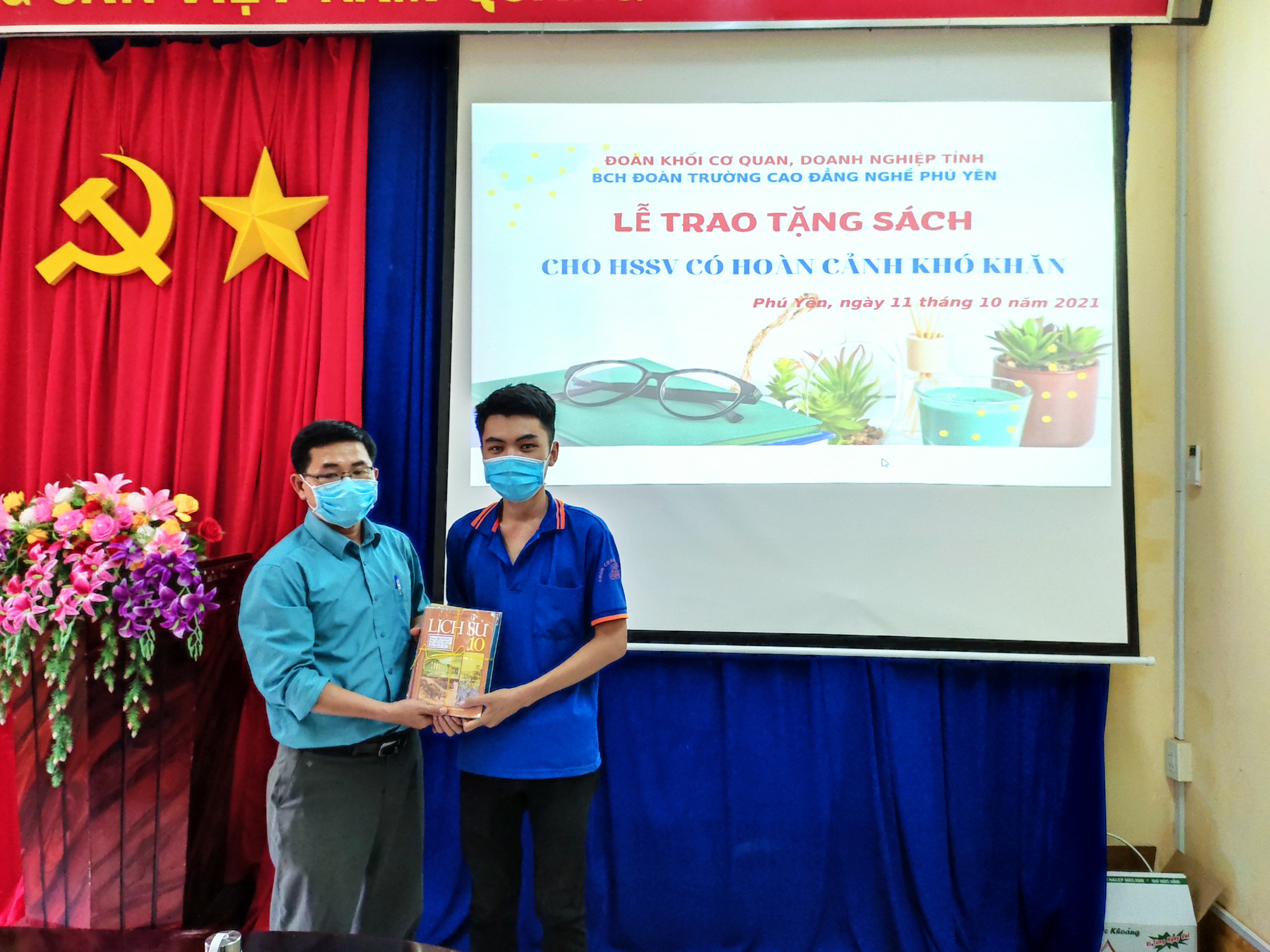 BCH Đoàn Trường Cao đẳng Nghề Phú Yên trao tặng sách giáo khoa cho Học sinh có hoàn cảnh khó khăn